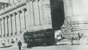 Imagem em preto e branco mostra um antigo carro de transporte da Chenue em Paris, onde começou a história da Clé Reserva Contemporânea.
