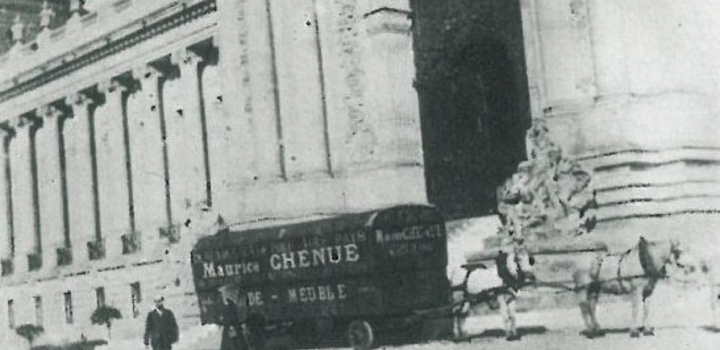 Imagem em preto e branco mostra um antigo carro de transporte da Chenue em Paris, onde começou a história da Clé Reserva Contemporânea.